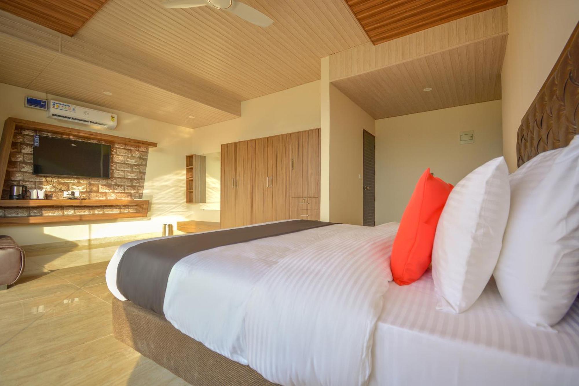 Nakshatra Resort Kunihar エクステリア 写真